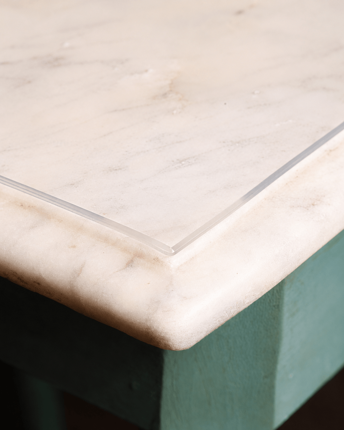 Close-up bevelled edge view of the 2 millimetre Qlarity table cover