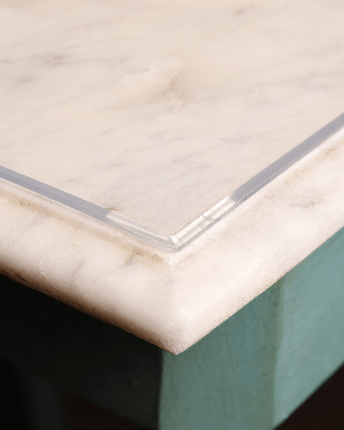 Close-up bevelled edge view of the 3 millimetre Qlarity table cover